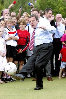 Bundeskanzler Gerhard Schröder (Deutschland SPD) übt sich beim Besuch des SFC Stern 1900 im Torwandschießen Fußball Herren Verbandsliga Berlin 2005 2006, SFC Stern 1900 e.V. Einzelbild Berlin Dynamik,