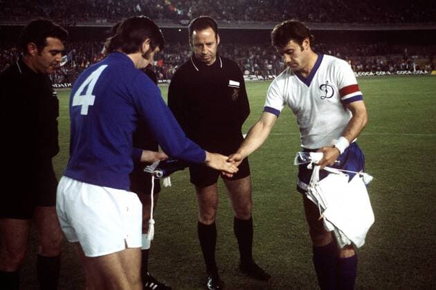 John Greig (Glasgow Rangers, li.) und Valeri Zykov (Dynamo Moskau, re.) beim Wimpeltausch, das Schiedsrichtergespann schaut zu -  Fußball EC 2 Herren Europapokal der Pokalsieger 1971 1972, Europacup, Endspiel, Glasgow Rangers - Dynamo Moskau 3:2 Gruppe Barcelona Harmonie,