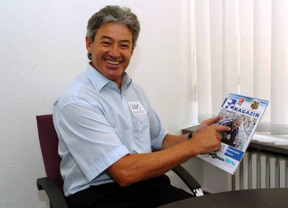 Fritz Fuchs, Mitarbeiter der Marketingabteilung und Trainer des 1. FC Saarbrücken II, hält das Fanmagazin in seinen Händen Fußball 2. BL Herren Saison 2005 2006, Geschäftsstelle, Shooting, Fotoshooting, Fototermin, Vereinszentrale, Vereinssitz Einzelbild Saarbrücken
