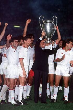 Europapokalsieger Milan - Präsident Silvio Berlusconi jubelt mit dem Coupe des Clubs Champions Europeens, daneben u.a. v.li.: Filippo Galli, Daniele Massaro, Ruud Gullit und Diego Fuser - Fußball EC 1 Herren Europapokal der Landesmeister 1988 1989, Europacup, Finale, Endspiel, AC Mailand Gruppe Landesmeisterpokal, Landesmeistertrophäe Barcelona Glück, Freude,