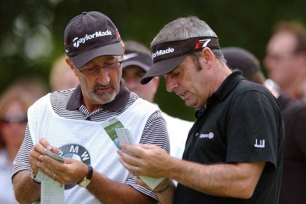 Paul McGinley (re.) schaut mit seinem Caddie, dem Formel 1 Teamchef Eddie Jordan (beide Irland) während des ProAm Turniers im Rahmen der BMW International Open 2005 in die Scorecard Golf Herren BMW International Open 2005, PGA European Tour, Golfen, F1, F, Motorsport Gruppe Golfclub Eichenried Nord München, ProAm, Pro Am Turnier