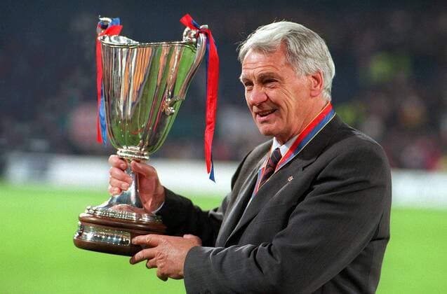 Trainer Bobby Robson (Barca) präsentiert stolz den Pott -  Fußball EC 2 Herren Europapokal der Pokalsieger 1996 1997, Europacup, Finale, Endspiel, FC Barcelona Einzelbild Rotterdam Glück, Freude,