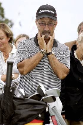Formel 1 Teamchef Eddie Jordan fungiert während des ProAm Turniers im Rahmen der BMW International Open 2005 als Caddie von Paul McGinley (beide Irland) Motorsport Herren BMW International Open 2005, PGA European Tour, Golfen, F1, F, Golf Einzelbild Golfclub Eichenried Nord München, Pro Am Nachdenklichkeit,