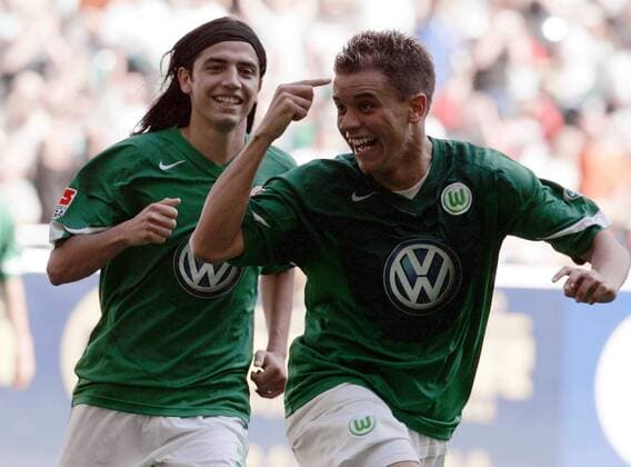 Jubiläumstorschützen der Bundesliga Andres D Alessandro (re.) zeigt womit er getroffen hat, Juan Carlos Menseguez (beide Wolfsburg) freut sich mit Fußball 1. BL Herren Saison 2005 2006, VfL Wolfsburg Gruppe Wolfsburg Freude,