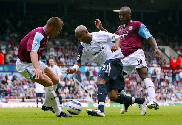 El Hadji Diouf (Bolton, Mitte) gegen Marlon Harewood (re.) und Tomas Repka (beide West Ham) Fußball Herren English Premier League 2005 2006, 1. Englische Liga, West Ham United - Bolton Wanderers 1:2 Gruppe London Dynamik,