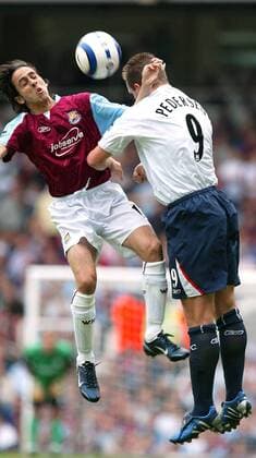 Yossi Benayoun (West Ham, li.) gegen Henrik Pedersen (Bolton) Fußball Herren English Premier League 2005 2006, 1. Englische Liga, West Ham United - Bolton Wanderers 1:2 Gruppe London Dynamik, Kampf,