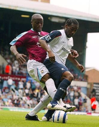 Augustine Okocha (Bolton, re.) gegen Nigel Reo Coker (West Ham) Fußball Herren English Premier League 2005 2006, 1. Englische Liga, West Ham United - Bolton Wanderers 1:2 Gruppe London Dynamik, Kampf,
