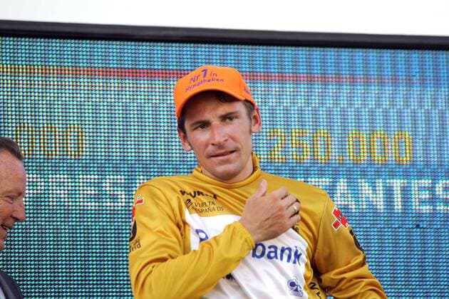 Denis Menchov (Rußland Rabobank) gewinnt das Einzelzeitfahren und darf sich als erster das goldene Trikot der Vuelta a Espana 2005 überstreifen -  Radsport Herren Vuelta a Espana 2005, Spanienrundfahrt, ProTour, Straßenradsport, Straße, Rad, Prolog Einzelbild 1. Etappe: Granada - La Alhambra