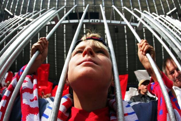 Ein Bayern Fan hinter Gittern Fußball 1. BL Herren Saison 2005 2006, FC Bayern München Einzelbild München