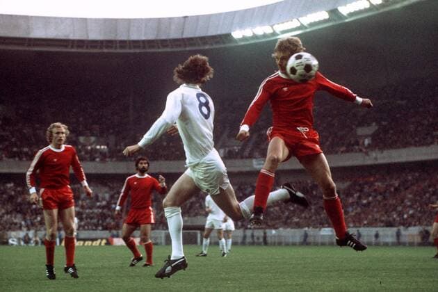 Allan Clarke (Leeds, Mitte) gegen Rainer Zobel (re.), Bernd Dürnberger (li.) und Gerd Müller (alle Bayern) schauen zu - Fußball EC 1 Herren Europapokal der Landesmeister 1974 1975, Europacup, FC Bayern München - Leeds United 2:0 Gruppe Parc des Princes, Prinzenparkstadion, Prinzenpark Paris, Stadion Dynamik, Höhe, Kampf,