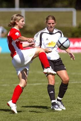 Nia Künzer (FFC Frankfurt, re.) gegen Claudia Spörl (Sindelfingen) Fußball 1. BL Damen Saison 2005 2006, Frauen, Frauenfußball, 1. FFC Frankfurt - VfL Sindelfingen 8:0 Gruppe Frankfurt M. Dynamik,