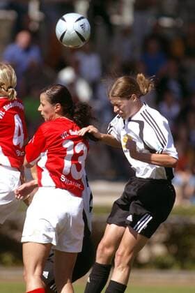 Kerstin Garefrekes (FFC Frankfurt, re.) gegen Nicole Sprauer (Sindelfingen) Fußball 1. BL Damen Saison 2005 2006, Frauen, Frauenfußball, 1. FFC Frankfurt - VfL Sindelfingen 8:0 Gruppe Frankfurt M. Dynamik,