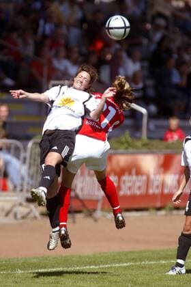 Renate Lingor (FFC Frankfurt, li.) gegen Maren Heller (Sindelfingen) Fußball 1. BL Damen Saison 2005 2006, Frauen, Frauenfußball, 1. FFC Frankfurt - VfL Sindelfingen 8:0 Gruppe Frankfurt M. Dynamik, Höhe, Kampf