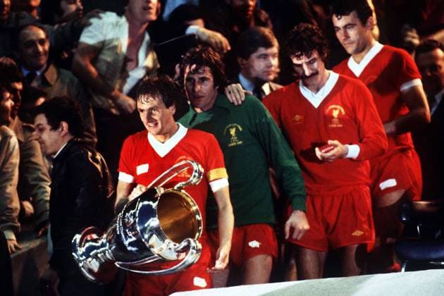 Europapokalsieger Liverpool, v.li.: Phil Thompson mit dem Coupe des Clubs Champions Europeens in den Händen, Torwart Ray Clemence, David Johnson und Ray Kennedy -  Fußball EC 1 Herren Europapokal der Landesmeister 1980 1981, Europacup, FC Liverpool Gruppe Paris Glück, Harmonie, Freude,