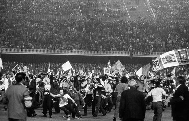 Europapokalsieger Rangers - die ausgelassenen schottischen Fans haben den Platz gestürmt -  Fußball EC 2 Herren Europapokal der Pokalsieger 1971 1972, Europacup, Glasgow Rangers, Schottland, schottische Totale Fan, Fußballfan, Fußballfans Barcelona, Platzsturm Platz Glück Freude Begeisterung