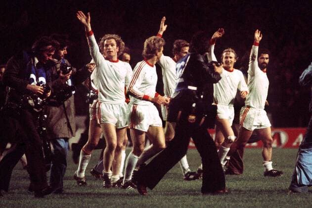 Ehrenrunde Europapokalsieger Bayern, u.a. mit: Uli Hoeneß (li.), Karl Heinz Rummenigge (2.v.li.), Hans Georg Schwarzenbeck (verdeckt), Bernd Dürnberger (2.v.re.) und Gerd Müller winken den Anhängern -  Fußball EC 1 Herren Europapokal der Landesmeister 1975 1976, Europacup, Finale, Endspiel, FC Bayern München Gruppe Glasgow Freude,