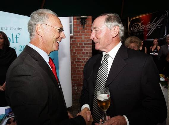 RBU Charity Golfturnier: Initiator Franz Beckenbauer (li.) shake hands mit Uli Maslo (beide Deutschland) Golf Herren RBU Charity Golfturnier von Franz Beckenbauers Stiftung 2005, Golf, Fußball, Wohltätigkeit, Benefiz Gruppe St. Leon Rot Freude,