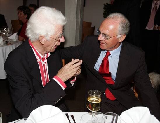 RBU Charity Golfturnier: Initiator Franz Beckenbauer (Deutschland) und Entertainer Rudi Carrell (Niederlande) unterhalten sich bei einem Gläschen Wein Golf Herren RBU Charity Golfturnier von Franz Beckenbauers Stiftung 2005, Golf, Fußball, Wohltätigkeit, Benefiz Gruppe o00 Alkohol St. Leon Rot
