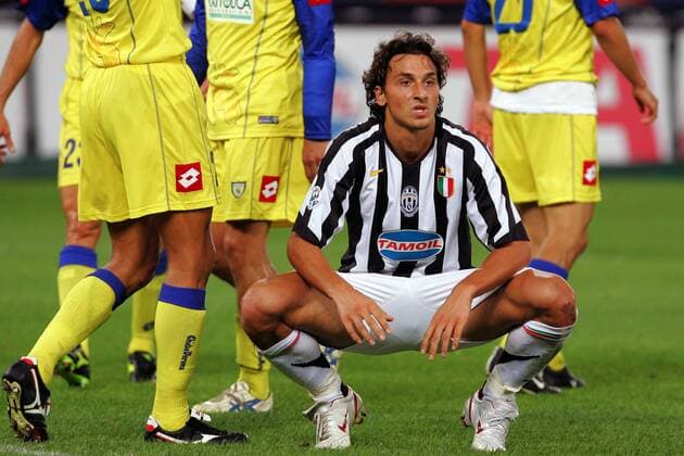 Zlatan Ibrahimovic (Juventus) hockt am Boden -  Fußball Herren Serie A 2005 2006, 1. Italienische Liga, Juventus Turin - AC Chievo Verona 1:0, Juve, Vdig Einzelbild Turin