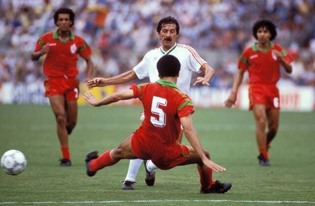 Carlos Manuel Correira Santos (Portugal, Mitte hi.) gegen Noureddine Bouyahyaoui (Marokko, vorn) Fußball WM Herren Weltmeisterschaft 1986, Nationalmannschaft, Nationalteam, Nationaltrikot, Länderspiel, Gruppe F Gruppe Guadalajara Dynamik, Kampf,