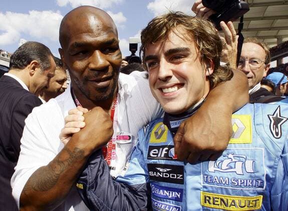 Fernando Alonso (Spanien Renault, re.) wird von Ex Profiboxer Mike Tyson (USA) in den Schwitzkasten genommen Motorsport Grand Prix Herren Großer Preis der Türkei 2005, Formel 1 Weltmeisterschaft, F1, F, GP, WM Gruppe Istanbul Otodrom Istanbul
