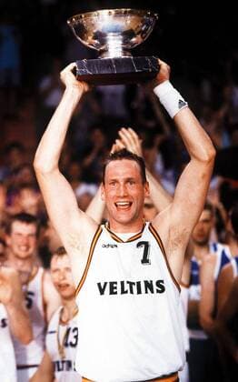 EuroBasket 2022, DBB, Historie, EM - Historie Deutschland ist Europameister 1993: Christian Welp stemmt die Trophäe, er hatte zuvor per Freiwurf den siegbringenden Punkt gemacht Basketball EM Herren Europameisterschaft 1993, Nationalmannschaft, Nationalteam, Nationaltrikot, Länderspiel, Finale Einzelbild o0 Aufmacher Historie Geschichte München Freude, Begeisterung,