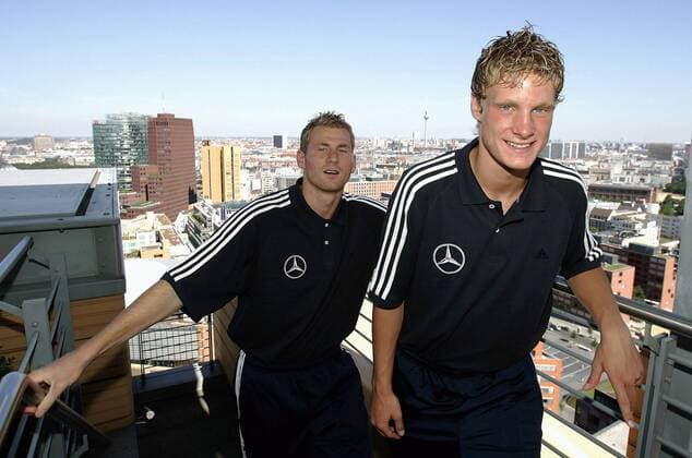 Marcell Jansen (vorn) und Lukas Sinkiewicz (beide Deutschland) - Die Debütanten im Nationalteam genießen den blauen Berliner Himmel Fußball Herren Nationalmannschaft 2005, Nationalteam, Deutschland Gruppe Berlin