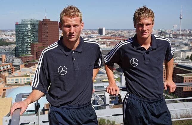Lukas Sinkiewicz (li.) und Marcell Jansen (beide Deutschland) - Die Debütanten im Nationalteam genießen den blauen Berliner Himmel Fußball Herren Nationalmannschaft 2005, Nationalteam, Deutschland Gruppe Berlin