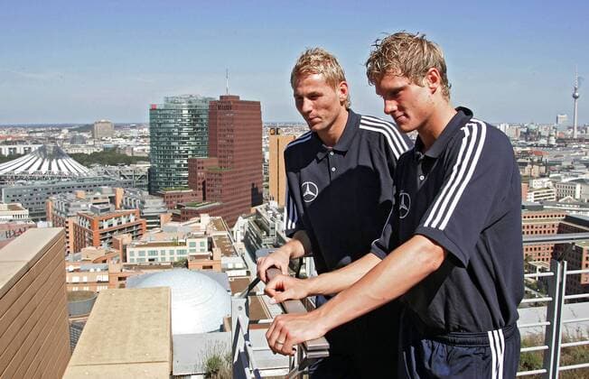 Marcell Jansen (vorn) Lukas Sinkiewicz (beide Deutschland) - Die Debütanten im Nationalteam genießen die Aussicht auf die Hauptstadt Fußball Herren Nationalmannschaft 2005, Nationalteam, Deutschland Gruppe Berlin