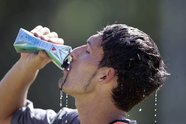 Kevin Kuranyi (Deutschland) gönnt sich einen Schluck Wasser aus dem Tetrapak Fußball Herren Nationalmannschaft 2005, Nationalteam, Training, Vdig Einzelbild Vorbereitung Berlin Erschöpfung,