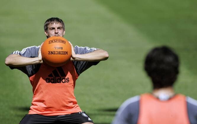 Sebastian Deisler (Deutschland) beim Krafttraining mit einem Medizinball Fußball Herren Nationalmannschaft 2005, Nationalteam, Training, Vdig Einzelbild Vorbereitung Berlin