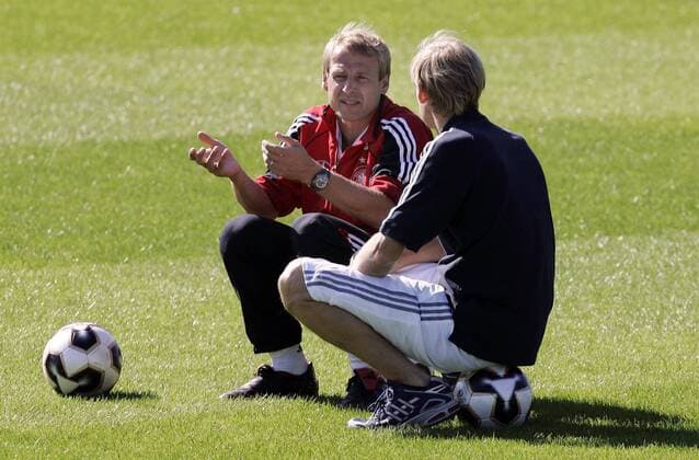 Bundestrainer Jürgen Klinsmann (li.) im Gespräch mit dem Sportpsychologen Dr. Hans Dieter Hermann (beide Deutschland) Fußball Herren Nationalmannschaft 2005, Nationalteam, Training, Vdig Gruppe Vorbereitung Berlin