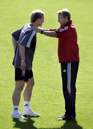 Bundestrainer Jürgen Klinsmann (re.) vertraut auf Bastian Schweinsteiger (beide Deutschland) Fußball Herren Nationalmannschaft 2005, Nationalteam, Training, Vdig Gruppe Vorbereitung Berlin Harmonie