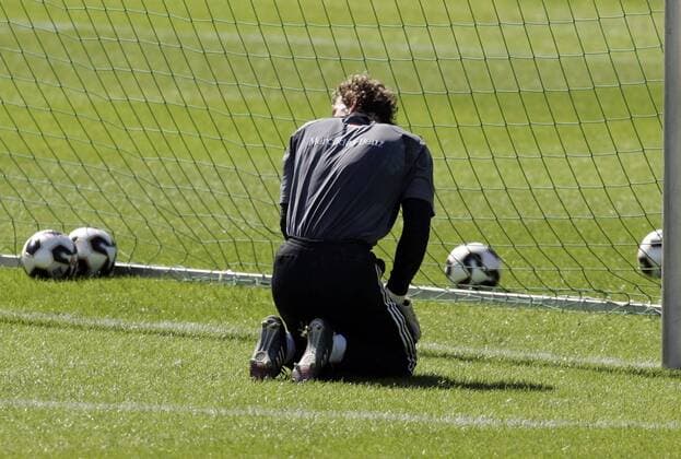 Torwart Jens Lehmann (Deutschland) kniet frustriert vor den Bällen in seinem Tor Fußball Herren Nationalmannschaft 2005, Nationalteam, Training, Vdig Einzelbild Vorbereitung Berlin Enttäuschung,