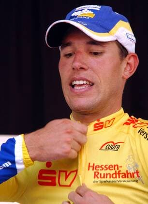 Siegerehrung nach der ersten Etappe: Etappensieger Jean Patrick Nazon (Frankreich AG2R Prevoyance) zieht sich das gelbe Trikot des Gesamtführenden an Radsport Herren Internationale Hessen Rundfahrt 2005, Hessenrundfahrt, Straßenradsport, Straße, Rad Einzelbild 1. Etappe: Frankfurt - Klingenberg am Main