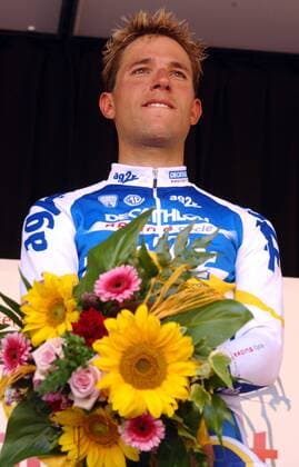 Siegerehrung nach der ersten Etappe: Etappensieger Jean Patrick Nazon (Frankreich AG2R Prevoyance) mit einem Blumenstrauß Radsport Herren Internationale Hessen Rundfahrt 2005, Hessenrundfahrt, Straßenradsport, Straße, Rad Einzelbild 1. Etappe: Frankfurt - Klingenberg am Main