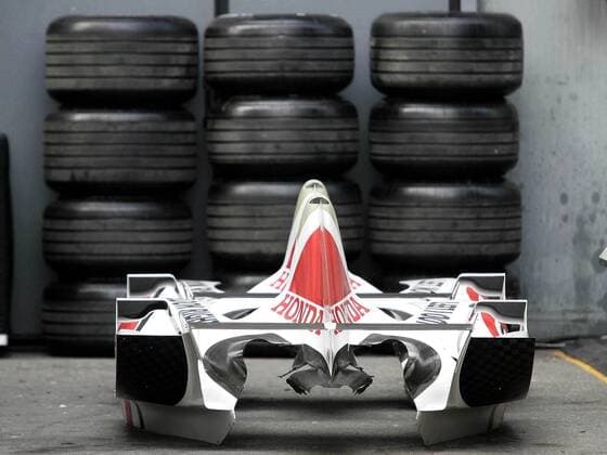 Eine Chassisabdeckung von BAR Honda sowie Reifen liegen bereit Motorsport Grand Prix Herren Großer Preis von Italien 2005, Formel 1 Weltmeisterschaft, F1, F, GP, WM Gruppe Monza