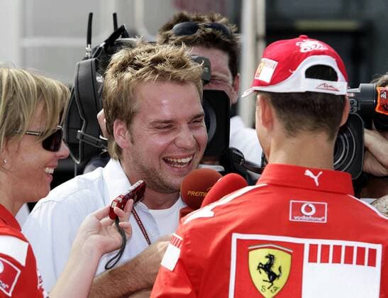 Premiere Reporter Peter Lauterbach (Mitte) hat im Interview mit Michael Schumacher (Ferrari) viel zu lachen, daneben dessen Pressesprecherin Sabine Kehm (alle Deutschland) Motorsport Grand Prix Herren Großer Preis von Italien 2005, Formel 1 Weltmeisterschaft, F1, F, GP, WM Gruppe Monza