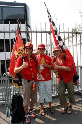 Geschmackvolle Fans von Michael Schumacher (Deutschland Ferrari) zeigen sich zuversichtlich mit ihren rotlackierten Wehrmachtshelmen Motorsport Grand Prix Herren Großer Preis von Italien 2005, Formel 1 Weltmeisterschaft, F1, F, GP, WM Gruppe Monza