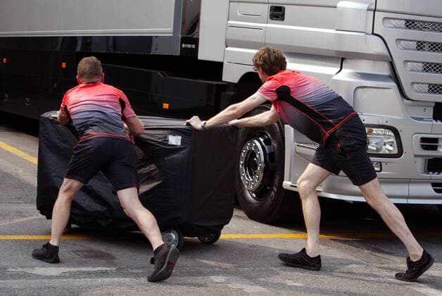 Mechaniker von McLaren Mercedes schieben Ausrüstung durch das Fahrerlager Motorsport Grand Prix Herren Großer Preis von Italien 2005, Formel 1 Weltmeisterschaft, F1, F, GP, WM Gruppe Monza