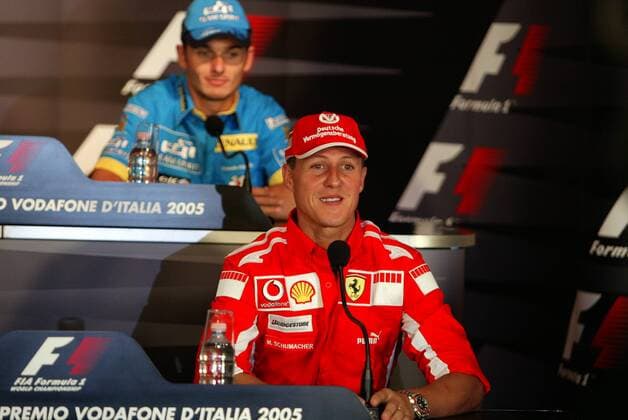Pressekonferenz am Rande des GP von Italien 2005: Michael Schumacher (Deutschland Ferrari) gut gelaunt, dahinter Giancarlo Fisichella (Italien Renault) Motorsport Grand Prix Herren Großer Preis von Italien 2005, Formel 1 Weltmeisterschaft, F1, F, GP, WM Gruppe Monza