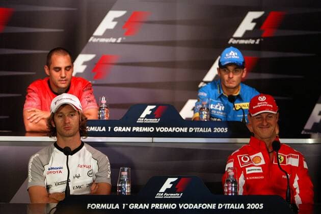 Pressekonferenz am Rande des GP von Italien 2005 mit Michael Schumacher (Deutschland Ferrari, vorn re.), Jarno Trulli (Italien Toyota, vorn li.), Juan Pablo Montoya (Kolumbien McLaren Mercedes, hi. li.) und Giancarlo Fisichella (Italien Renault) Motorsport Grand Prix Herren Großer Preis von Italien 2005, Formel 1 Weltmeisterschaft, F1, F, GP, WM Gruppe Monza