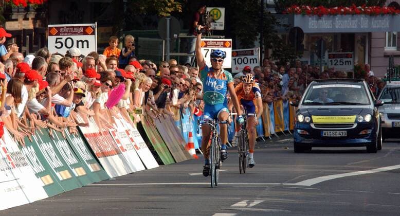 Piotr Wadecki (Polen Intel Action) gewinnt die zweite Etappe der Hessen Rundfahrt 2005 vor Lars Boom (Niederlande Rabobank) Radsport Herren 24. Internationale Hessen Rundfahrt 2005, Hessenrundfahrt, Straßenradsport, Straße, Rad Totale 2. Etappe: Klingenberg M. - Fulda Freude,