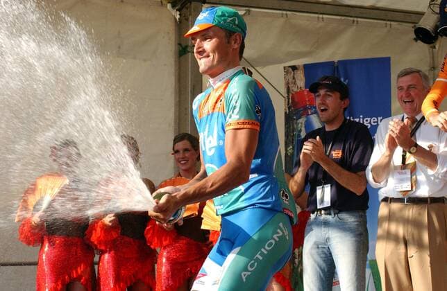 Etappensieger Piotr Wadecki (Polen Intel Action) feiert seinen Erfolg mit einer Sektdusche Radsport Herren 24. Internationale Hessen Rundfahrt 2005, Hessenrundfahrt, Straßenradsport, Straße, Rad Einzelbild 2. Etappe: Klingenberg M. - Fulda Freude, Begeisterung,