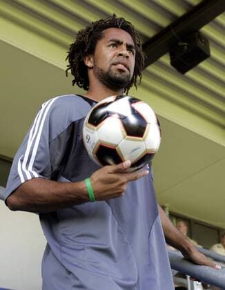 Patrick Owomoyela (Deutschland) mit Ball Fußball Herren Nationalmannschaft 2005, Nationalteam, Training Einzelbild Berlin