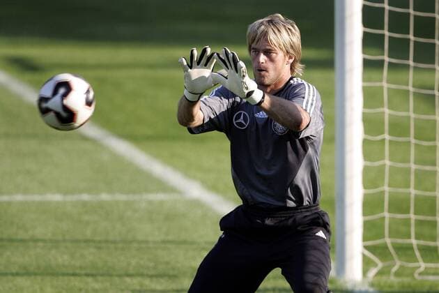 Torwart Timo Hildebrand (Deutschland) erwartet den Ball Fußball Herren Nationalmannschaft 2005, Nationalteam, Training Einzelbild Berlin Dynamik, Abwehr