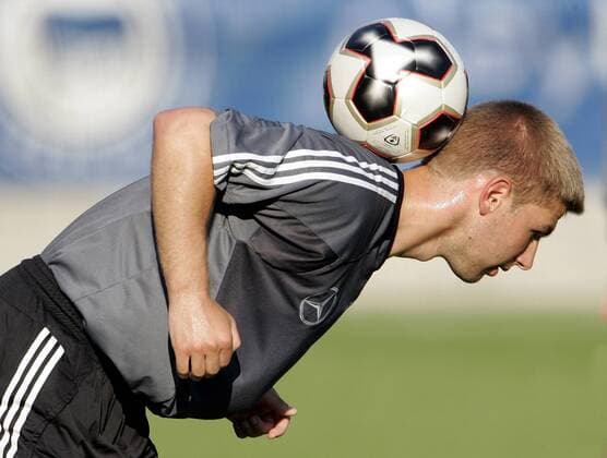 Thomas Hitzlsperger (Deutschland) mit Ballgefühl Fußball Herren Nationalmannschaft 2005, Nationalteam, Training Einzelbild Berlin