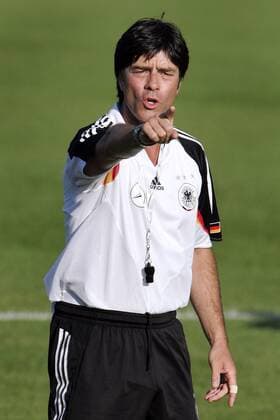 Co Trainer Joachim Löw (Deutschland) gibt Anweisungen Fußball Herren Nationalmannschaft 2005, Nationalteam, Training Einzelbild Berlin