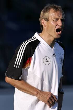 Bundestrainer Jürgen Klinsmann (Deutschland) gibt Anweisungen Fußball Herren Nationalmannschaft 2005, Nationalteam, Training Einzelbild Berlin
