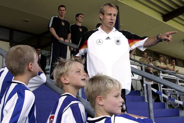 Bundestrainer Jürgen Klinsmann (Deutschland) erklärt dem Nachwuchs wo es lang geht Fußball Herren Nationalmannschaft 2005, Nationalteam, Training Gruppe Berlin